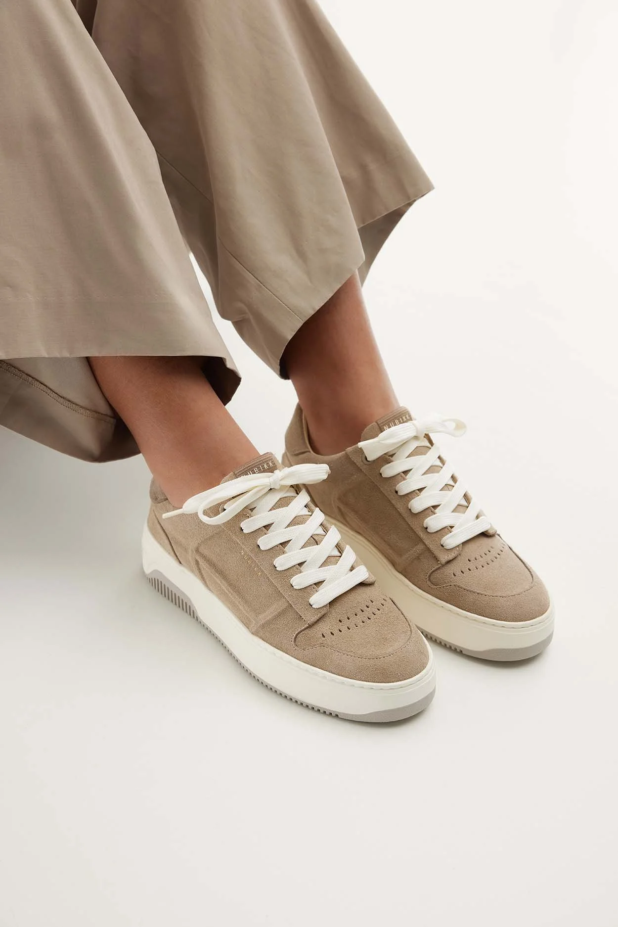 Schoenen productfotografie op model ecomm webshop Nubikk 69.jpg