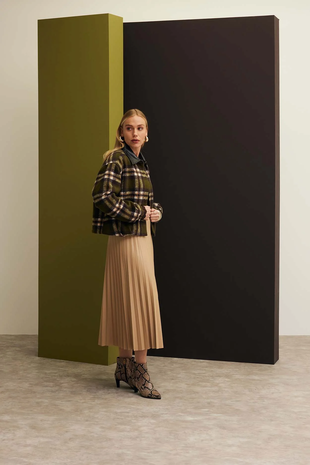 Lookbook fotografie op model in de studio Mexx AW26 01.jpg
