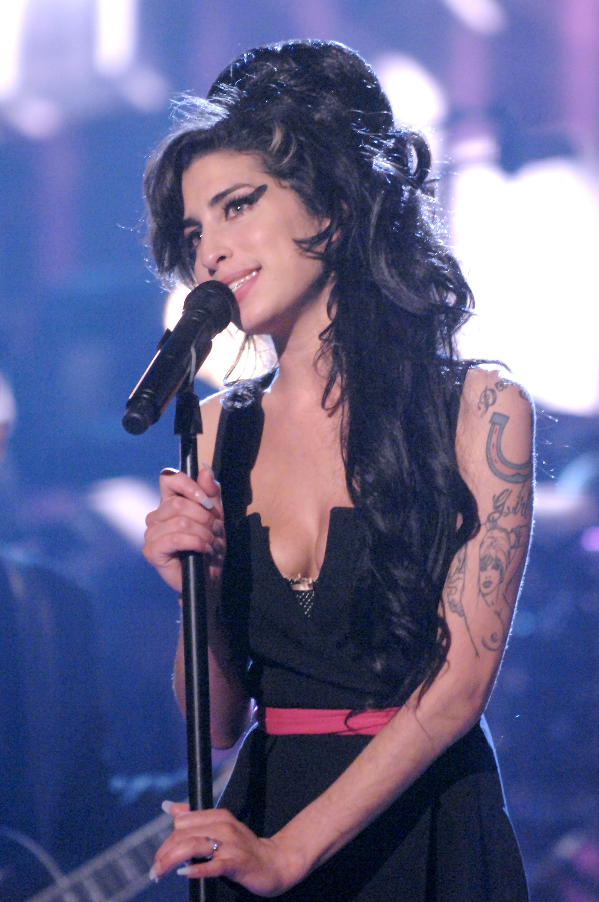 Amy Winehouse performing at MTV Movies Awards,2007 CREDIT Getty_114621824.jpg