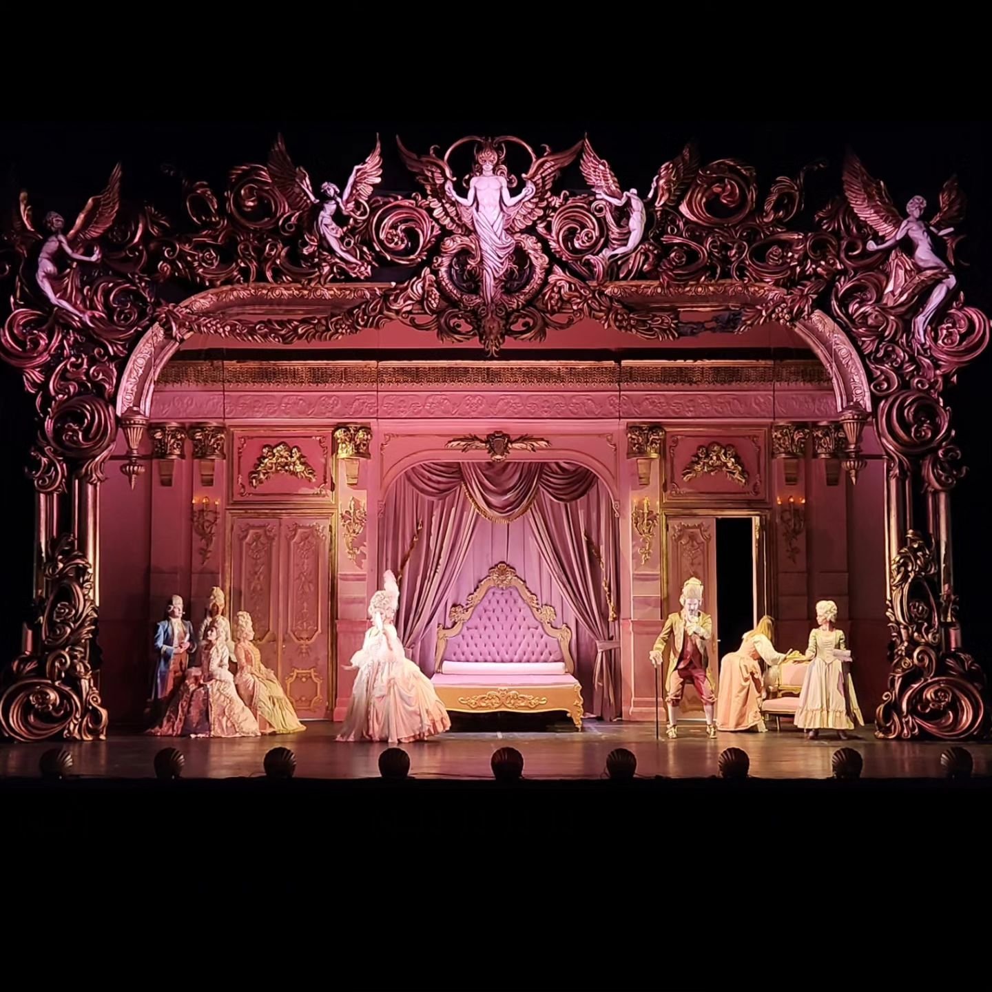 A scene from #ilmuto #phantomoftheopera last year on stage at the #nationaloperabucharest 

#baroque #gothic #poto #potoromania #setdesign #stagedesign #stagedesigner #scenografia #scenicdesign #scenography #b&uuml;hnenbild #opera #operadesign