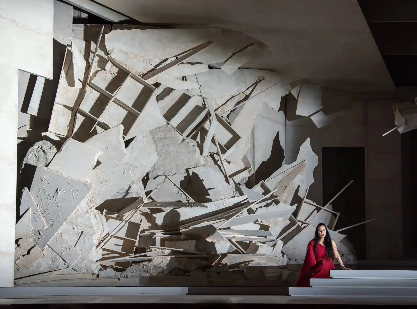 Vitellia (@anastasiabartolisoprano) confronts the scene of devastation in Act II of #laclemenzaditito 

@teatrolafenice

Directed by @paulcurranopera 

#b&uuml;hnenbild #opera #mozart #setdesign