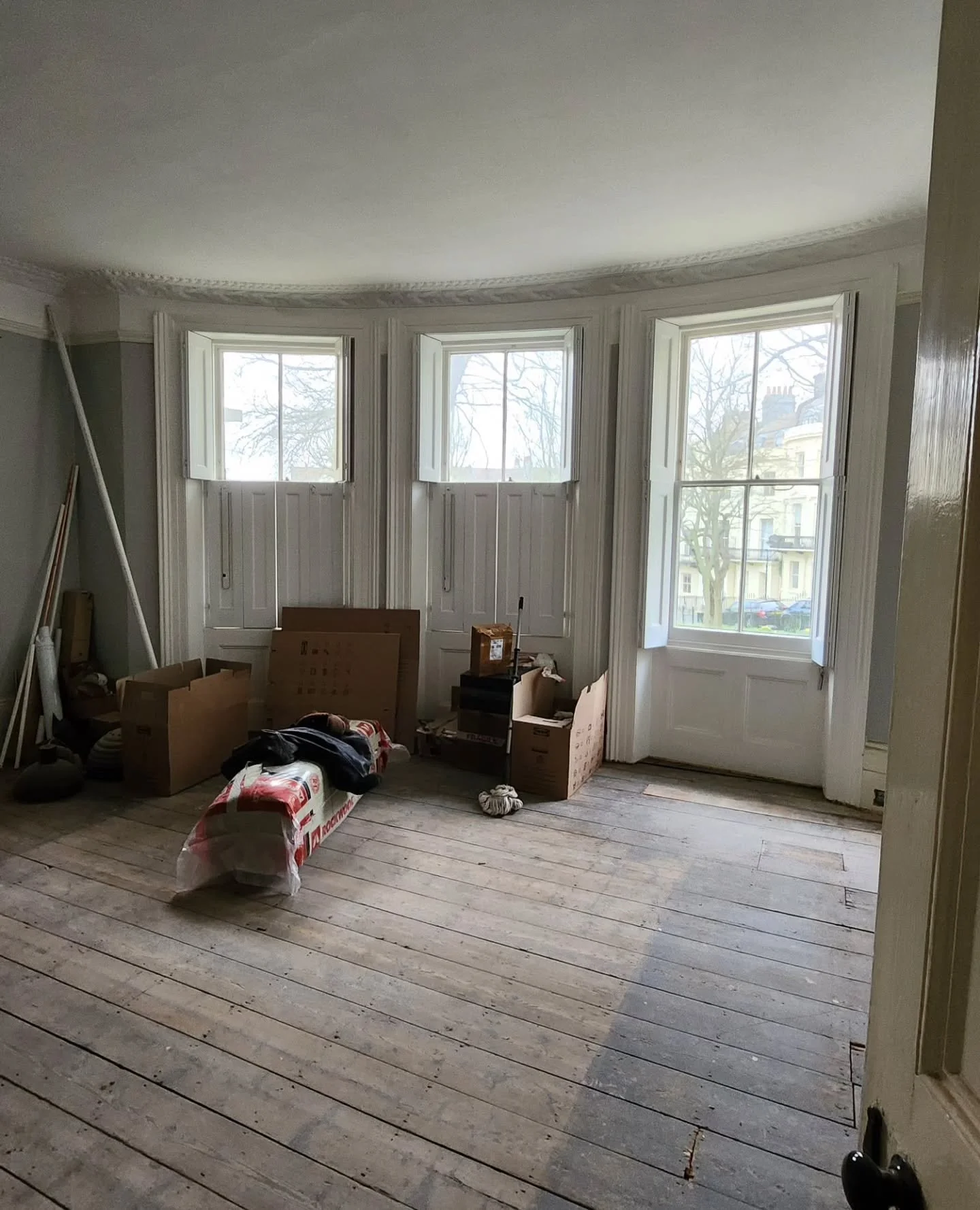 Before the set is dressed.
Slowly restoring the Brighton flat between productions.

#interiorrestoration
#periodinteriors
#scenographylife
#artistshome
#brightonhome