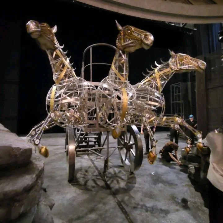 I often have the privilege of working with exceptional craftspeople, but the workshops of Teatro alla Scala are truly extraordinary in the scale and precision of their engineering and metalwork.
Created for Nabucco: an automated three-headed mechanic
