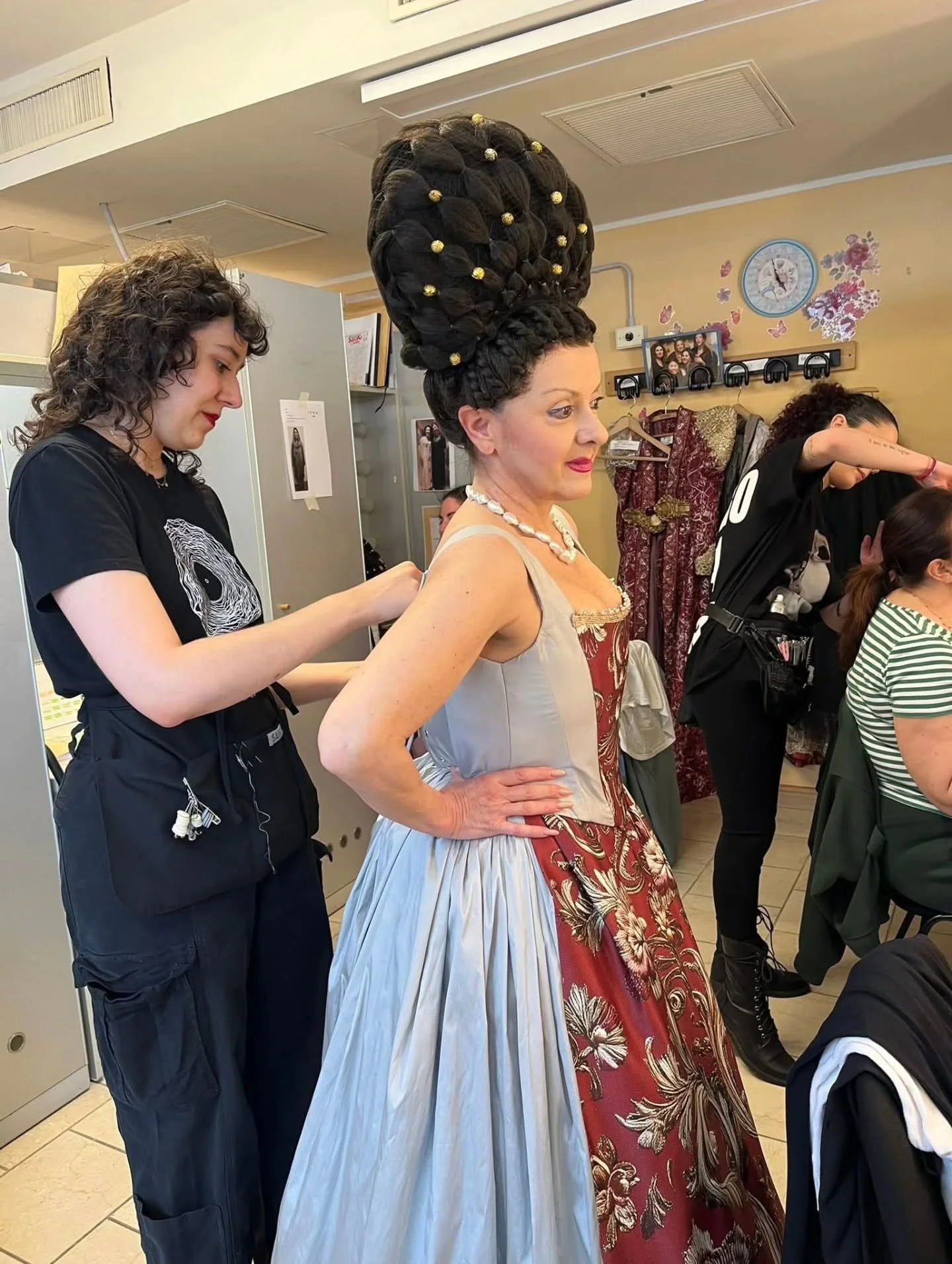 I had enormous fun designing the Babylonian costumes for the third act of Nabucco at Teatro alla Scala.
It was a complete joy collaborating with the extraordinary costume workshops at La Scala, working alongside Danilo Donati and Costume Tailor Rome 