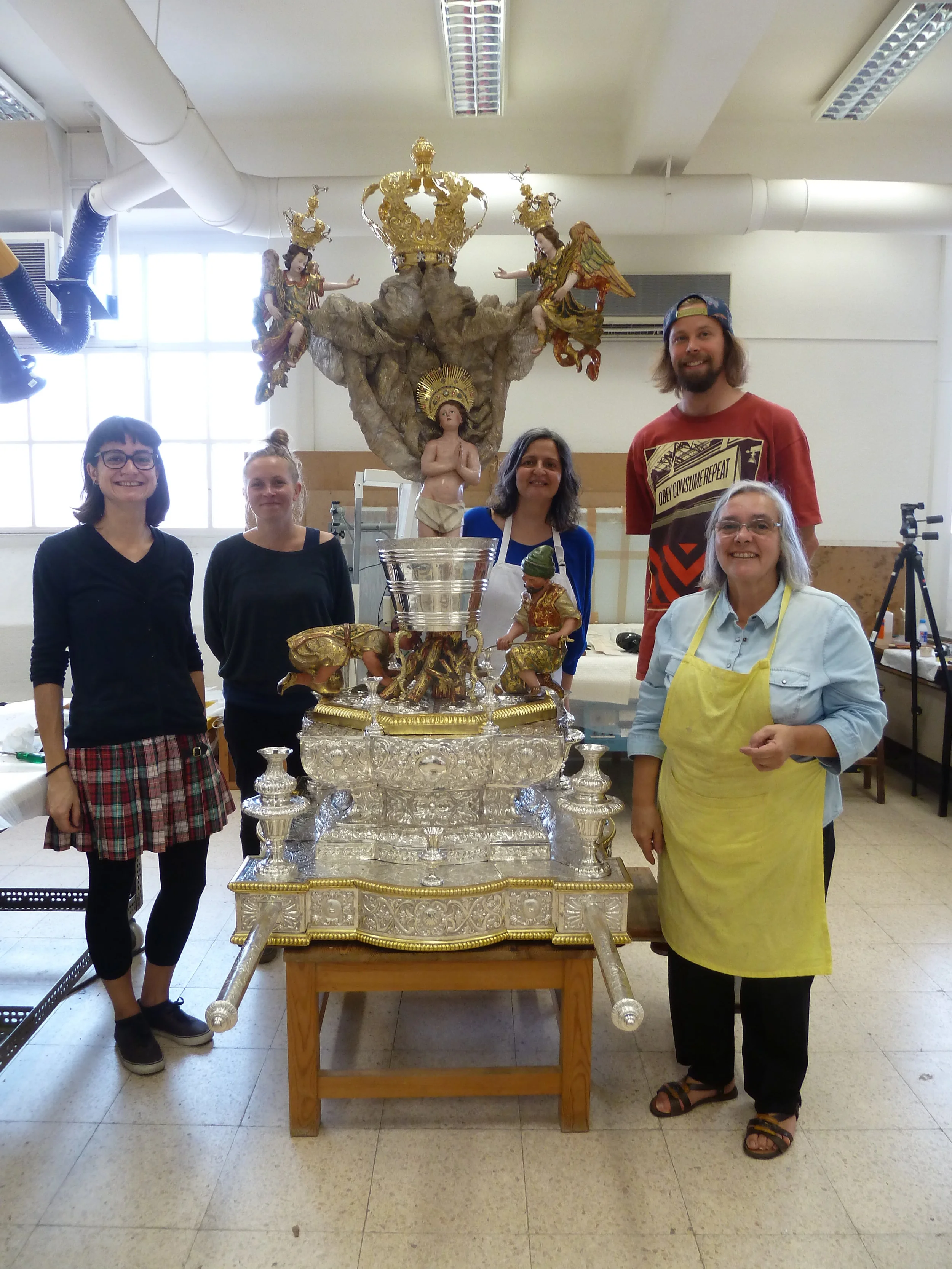  2015. Laboratório José de Figueiredo. Equipa de metal e têxteis que procedeu à intervenção de conservação do andor de S. Joao Evangelista, do Museu Rainha Dona Leonor, Beja. 