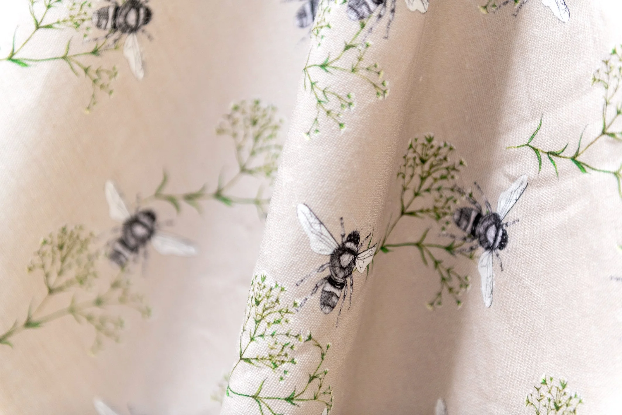 Rachel Reynolds BeeandGypsophila Stone Linen2_lowres.jpg