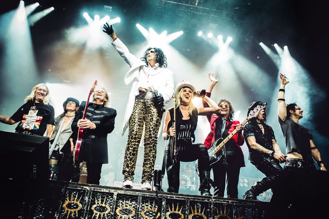 Neal Smith, Ryan Roxie, Michael Bruce, Alice Cooper, Nita Strauss, Dennis Dunaway, Tommy Henriksen, Glen Sobel, and Chuck Garric is around somewhere. Photo by Jodie Cunningham.