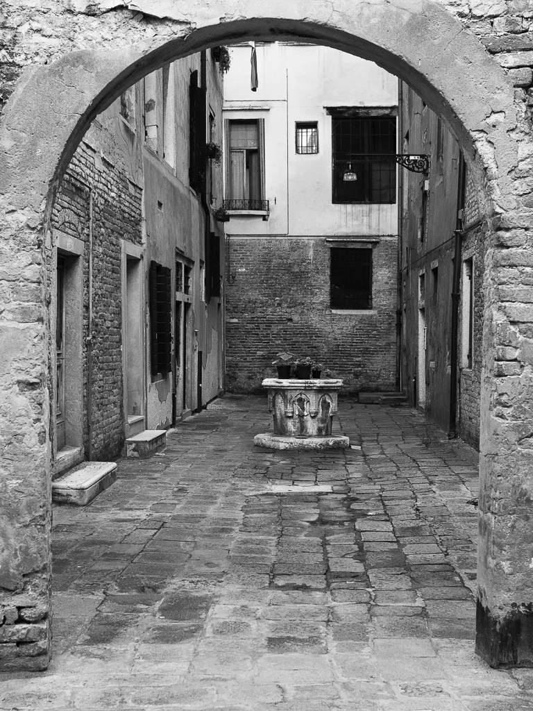 Arch and "Vera da pozzo"