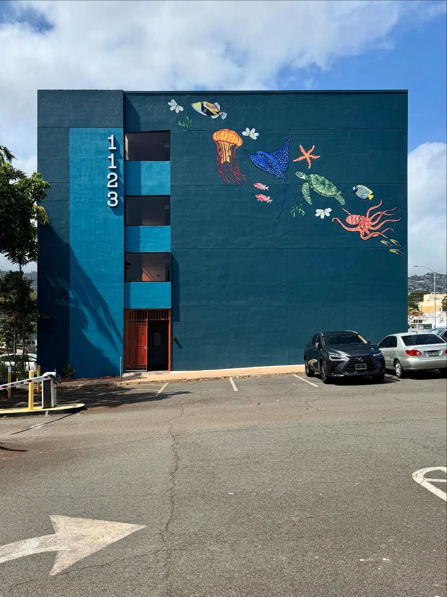Excited to finally share the mural and paint design I worked on for the business plaza at 1123 11th Ave in Kaimukī!🫧🫧🫧

This makai-inspired mural was designed to complement the mauka-facing piece I created for the adjacent building. Additional gra