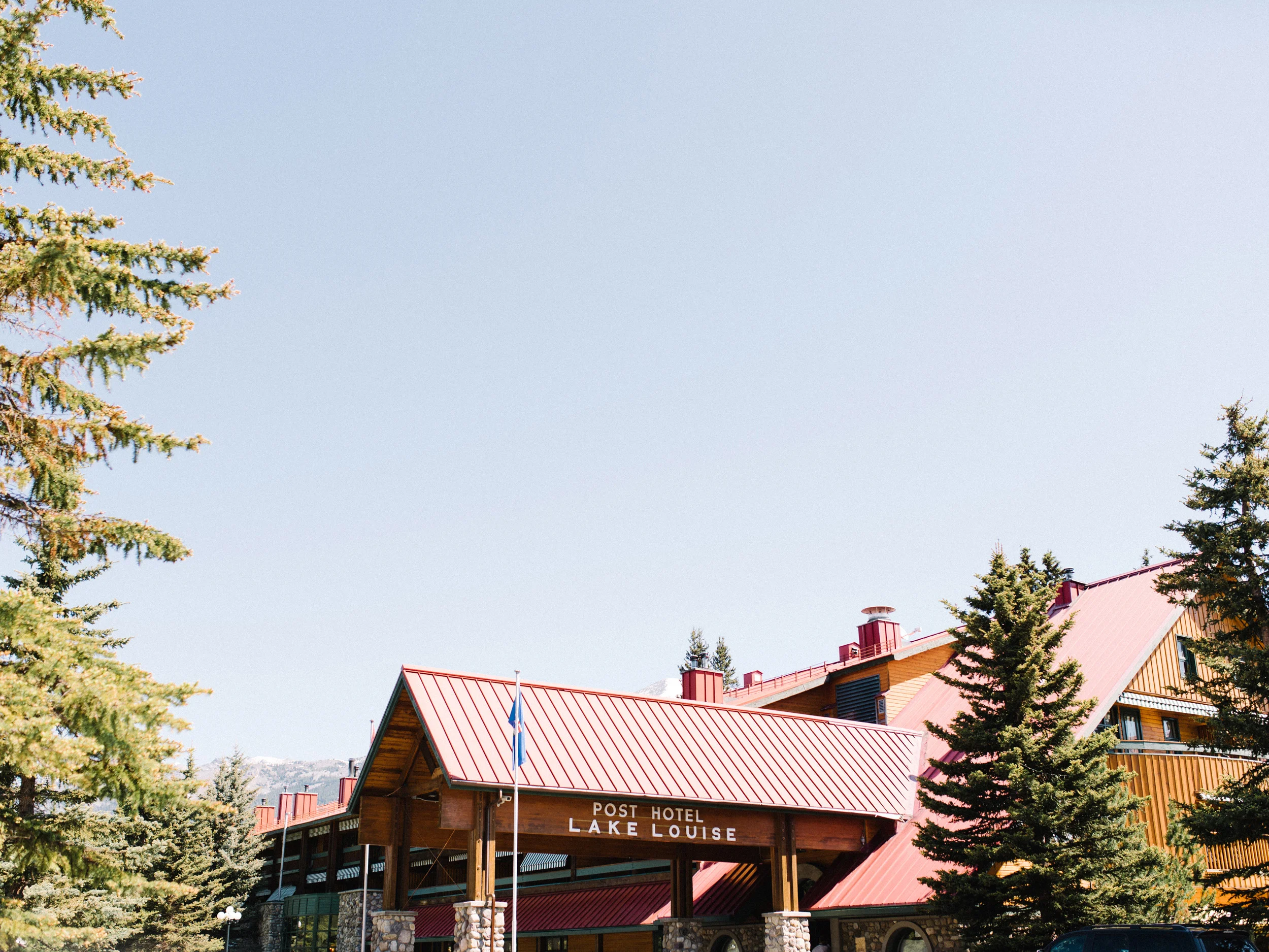 001-LakeLouiseWeddingPhotographers.jpg
