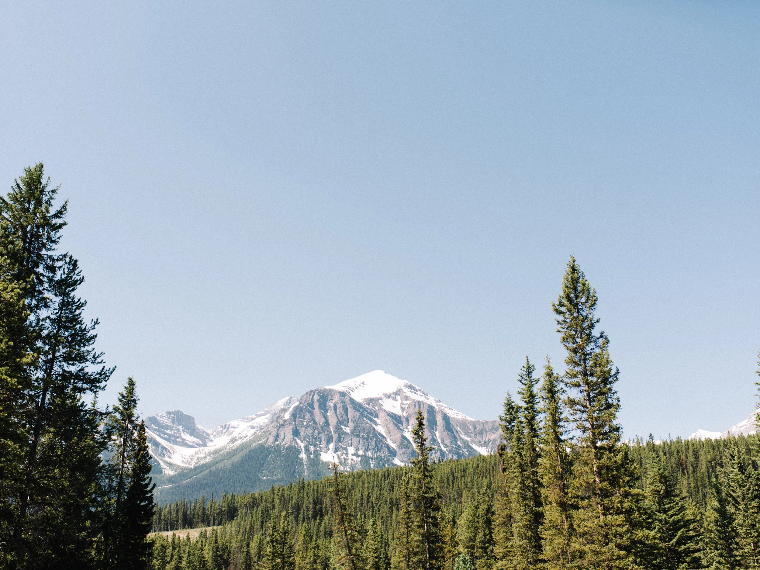 003-LakeLouiseWeddingPhotographers.jpg