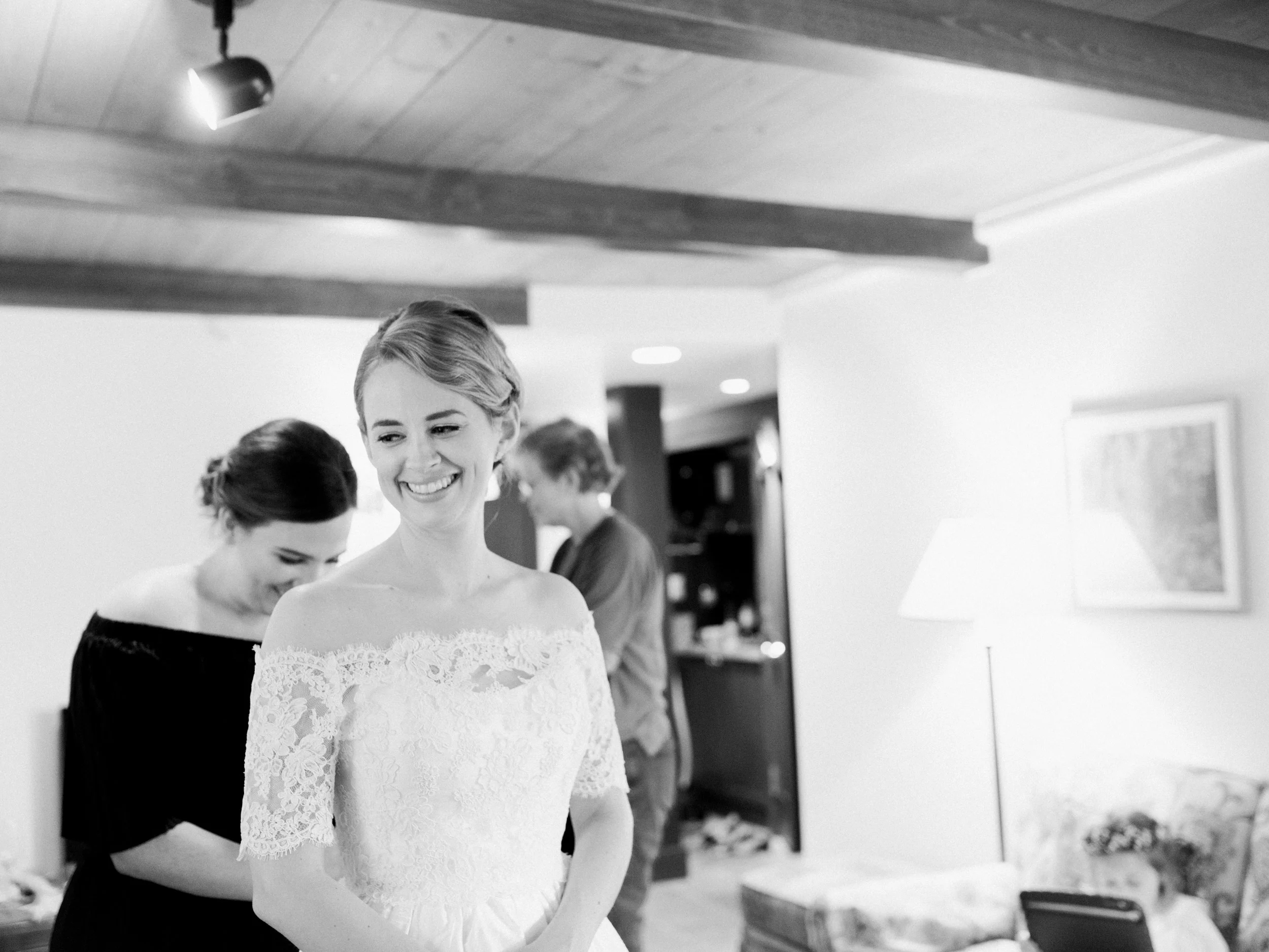 010-LakeLouiseWeddingPhotographers.jpg