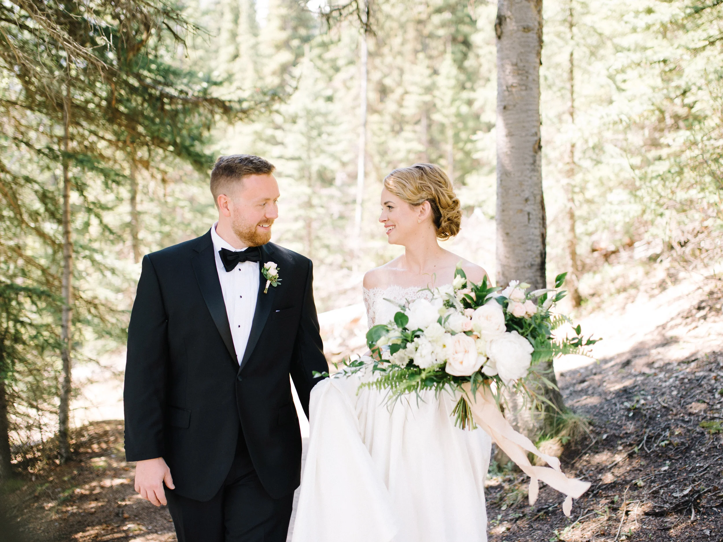 025-LakeLouiseWeddingPhotographers.jpg