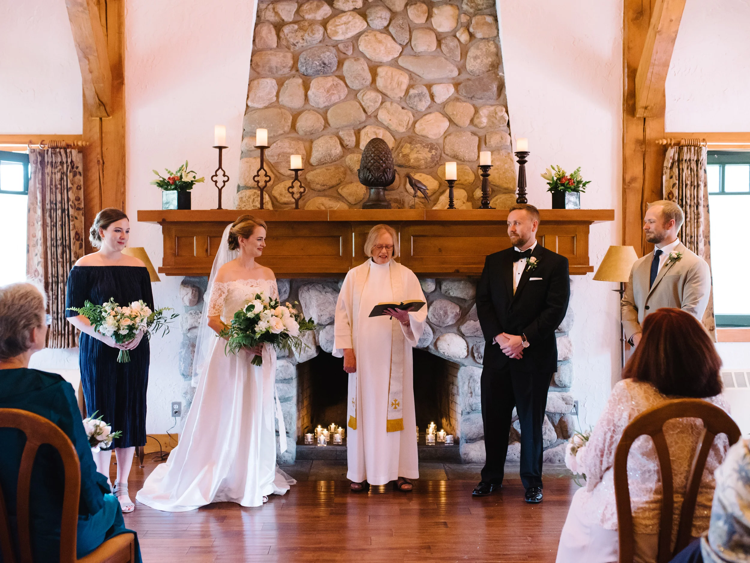 038-LakeLouiseWeddingPhotographers.jpg