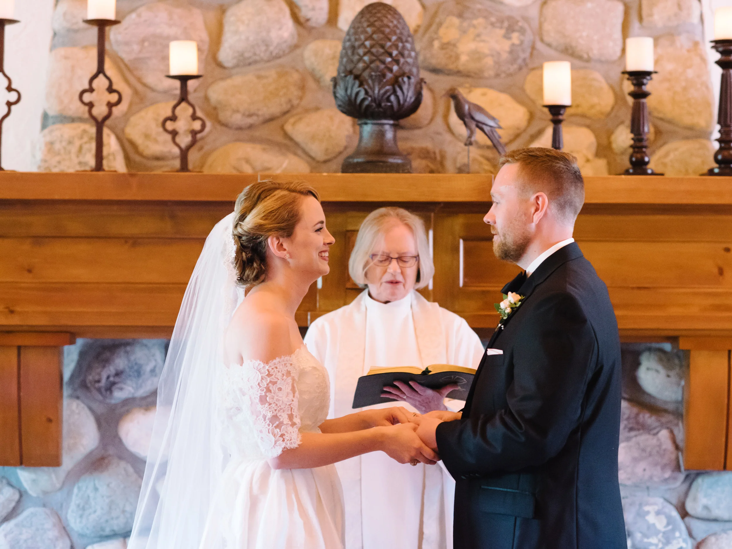 039-LakeLouiseWeddingPhotographers.jpg