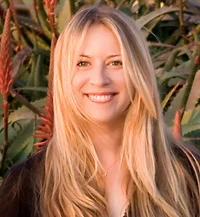 Author Robin Benway is a guest on episode 14 of the Clear Eyes, Full Shelves podcast.