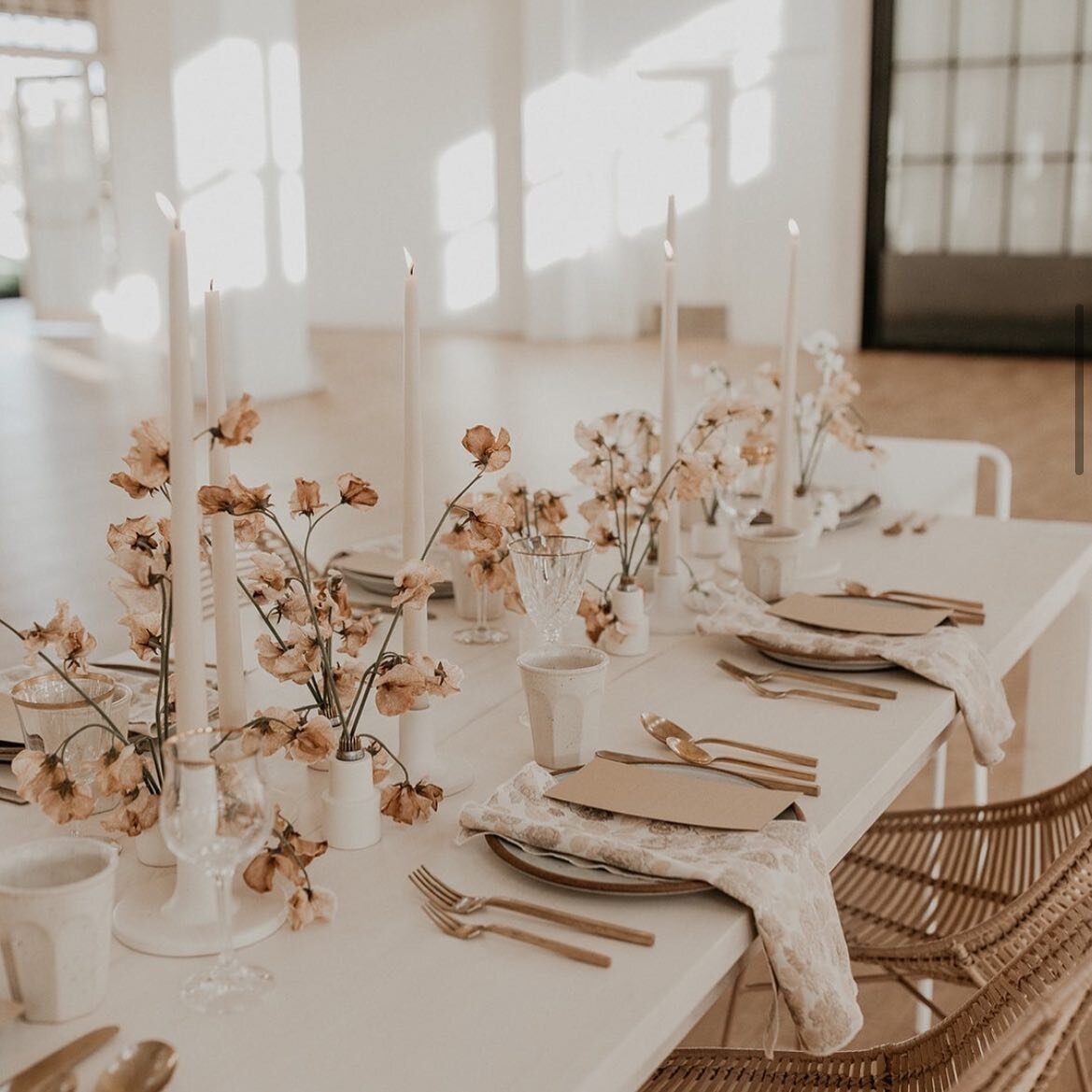 Taking a break from the rich autumnal colors for a neutral little &lsquo;scape 🤍🤎 Photographer: @titusandjo | Venue: @bldg177 | Florals: @cultivatedbyfaith | Rentals: @witty_rentals |Tabletop: @hostesshaven