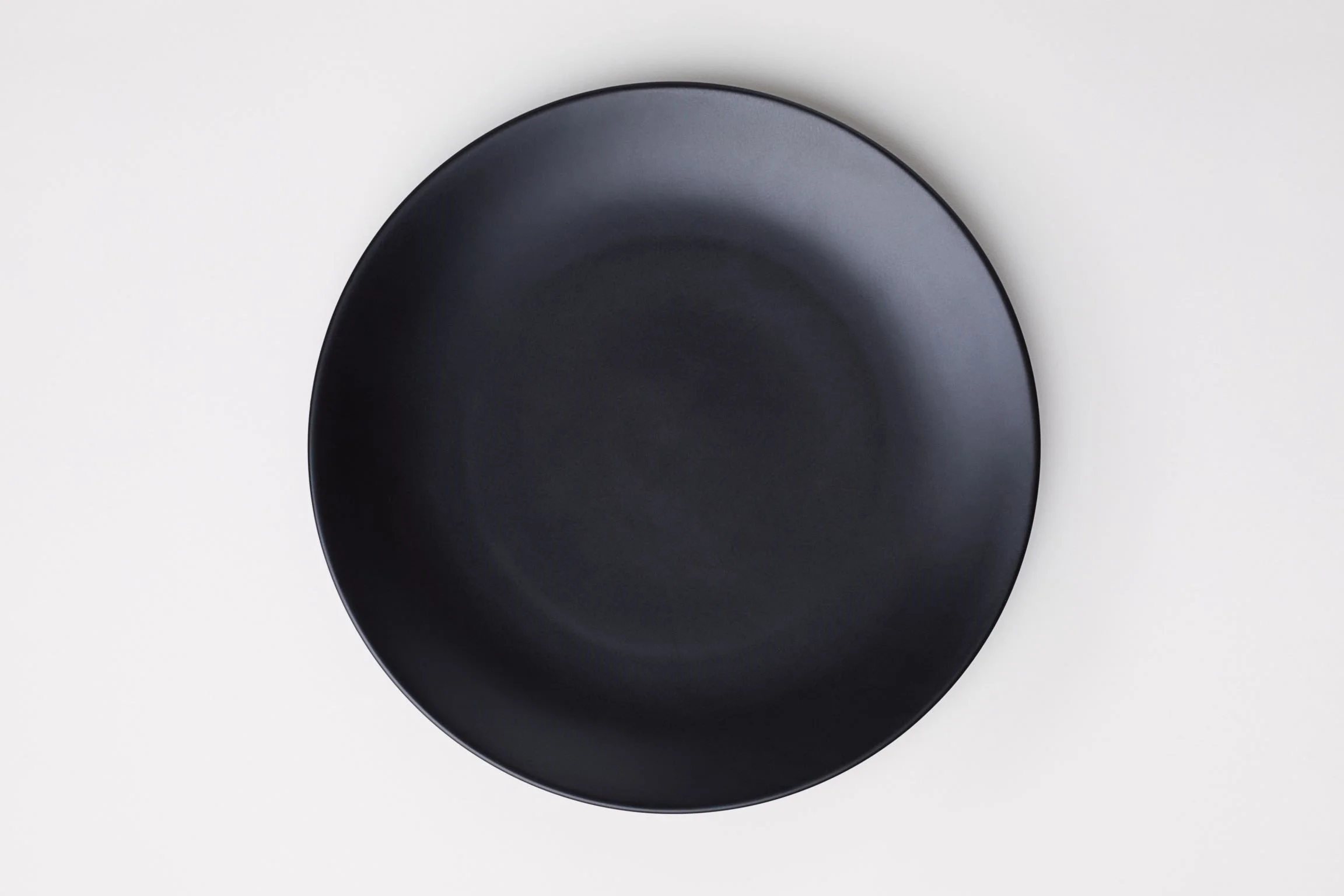 SIMPLE BLACK SALAD PLATE