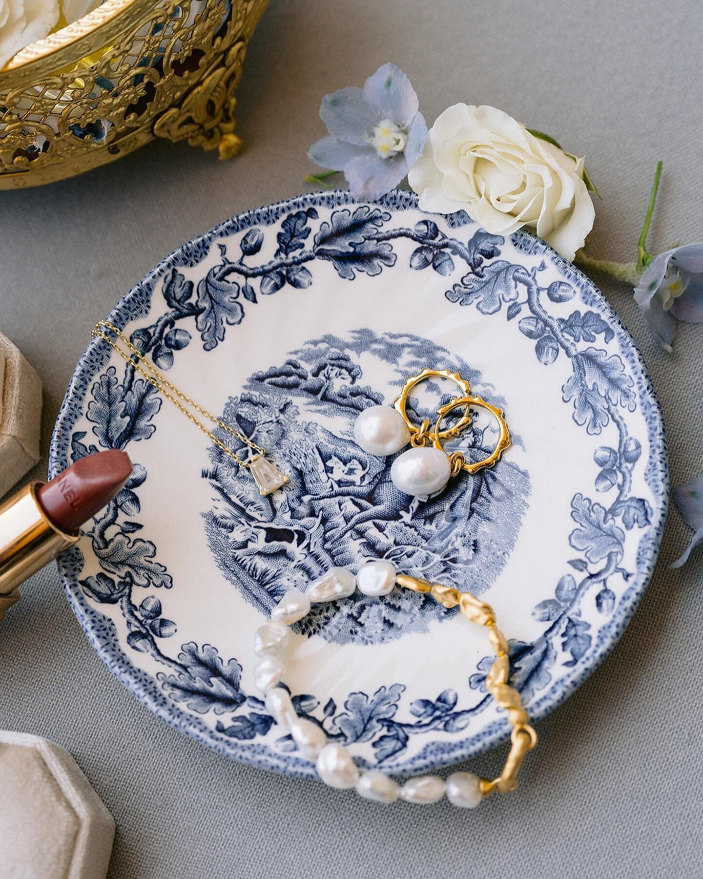 Nothing brings out the look of a vintage Temecula Creek wedding, like some vintage blue European style plates and glasses! 🩵💙🤍

Couple: @_meganhale_ @lanemellon 
Venue: @tciweddings 
Planner: @lauren_everlybymge @everlybymge 
Florist: @sweetpeaflo