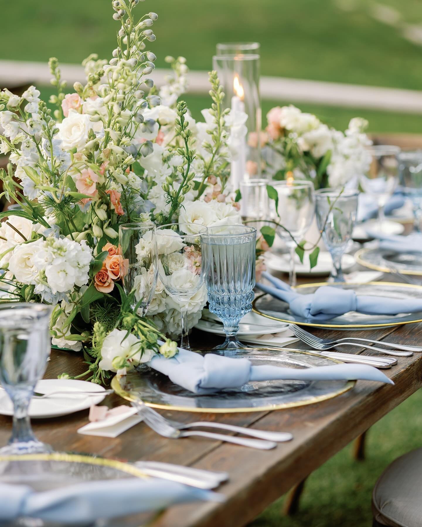 The blue glassware, gold chargers and brilliant florals make the entire table design really pop! 💙 Always a lovely time at the Stonehouse!

Venue: @tciweddings 
Planner: @caitlin_everlybymge @everlybymge 
Photography: @lisettegatliff 
Floral Design: