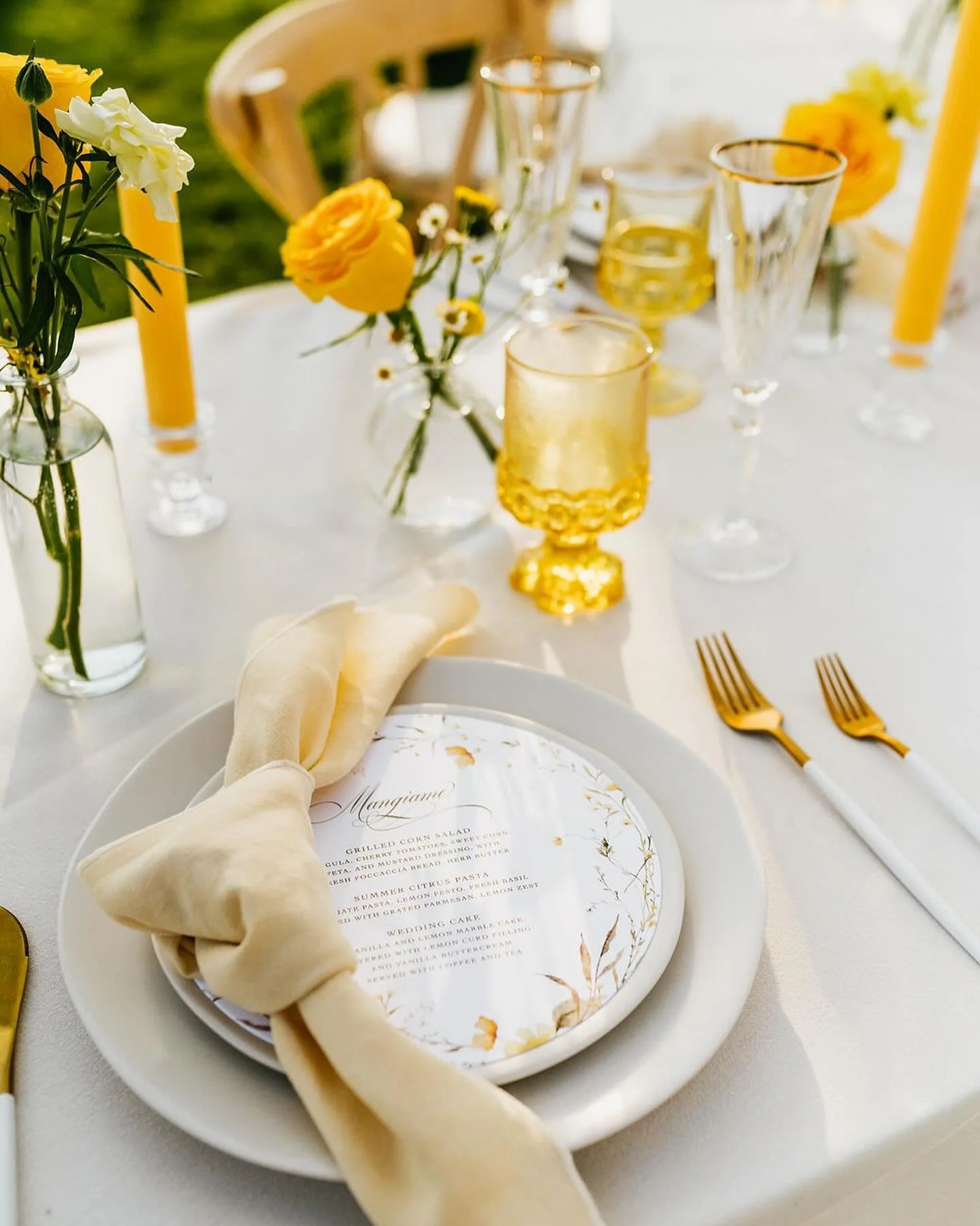 Another fantastic event at @jeuneperche ! Here&rsquo;s hoping they fill up with many couples, because it is just a gorgeous venue! 💛

Hosts: @styled.forthewild , @alyssadeanne.events @karimartinezphoto 
venue: @jeuneperche 
florals: @darasfloral 
mo