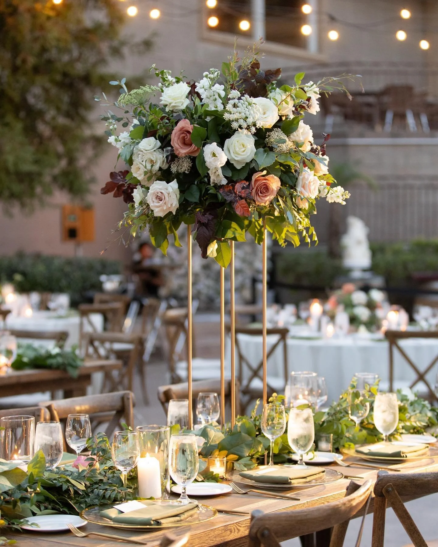 Absolutely in love with these floral centerpieces! 😍

Planner: @katlin_everlyandco @everly_andco 
Photography: @alexandjanaphoto 
Venue: @southcoastwineryweddings 
Florals: @lovelypeoniesflorals