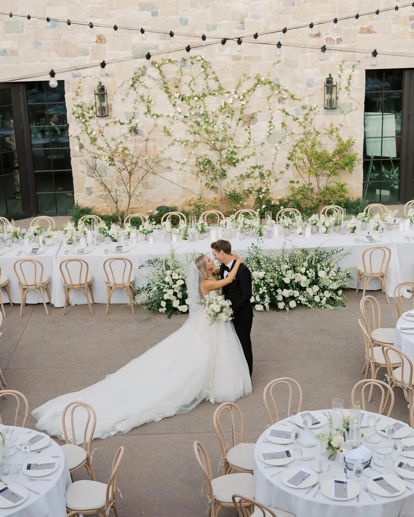 There&rsquo;s something so elegant about a simple design! ✨

VENDOR TEAM: 
Venue: @monserateweddings 
Planner:  @everly_andco @cara_everlyandco 
Florist: @sweetpeafloralcreations 
Photography: @allielindseyphotography 
Videography: @scrapmedia 
Conte