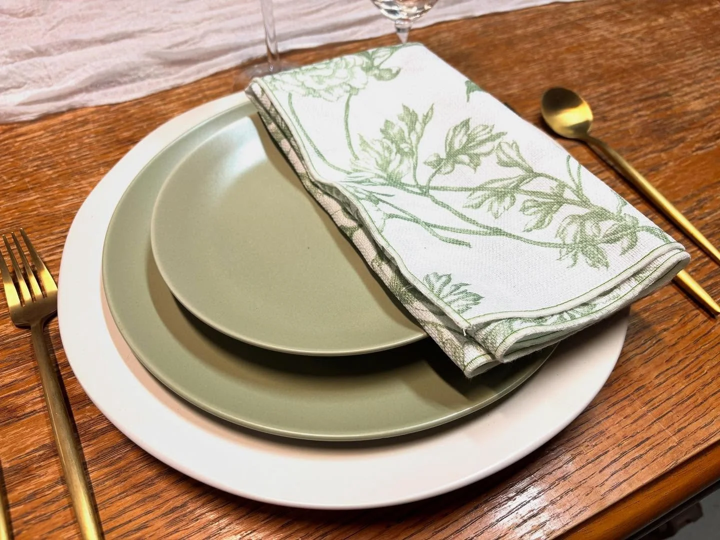 Sage is so in this year! Taking a moment to highlight  some new items we just got in to expand our Sage green color lineup!

Matte Sage Dinner and Salad Plates, Sage Edge Napkin, and Sage Floral.

We have also expanded our barware line by introducing
