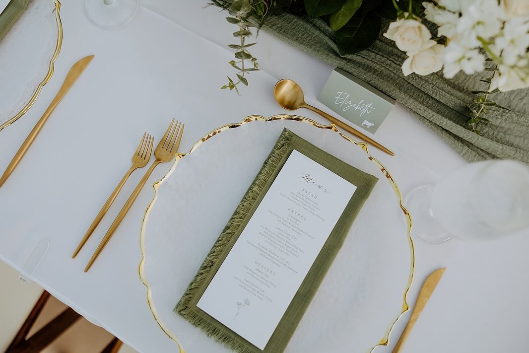 Loving this setup because it reminds me of the memories we&rsquo;ve had of the Hideaway, Monserate&rsquo;s first wedding venue! Looking forward to our upcoming weddings at all the Monserate venues! 💞

Venue: @monserateweddings 
Floral: @petalandpeac