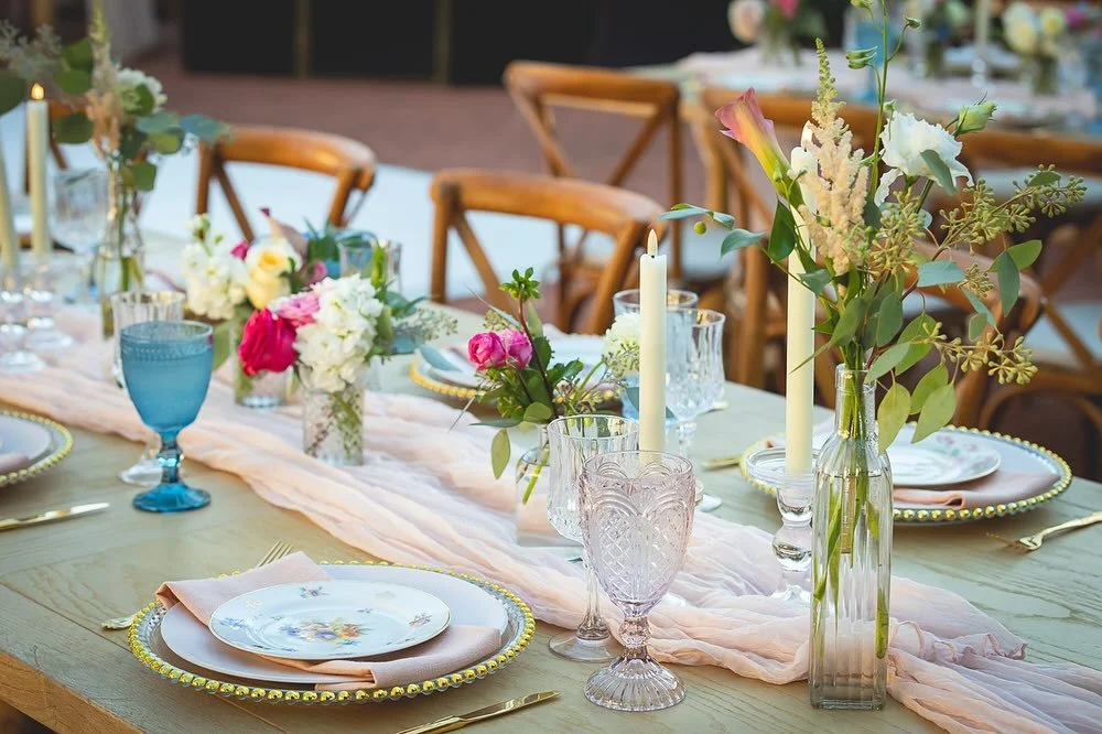 There&rsquo;s not a more timeless combination we love than our Golden Regal flatware mixed with Gold Beaded chargers. Gives such a fancy and elaborate look to any table setting! 💛⚜️

Planner: @alwaysflawlessproductions 
Venue: @darlington_house 
Cak