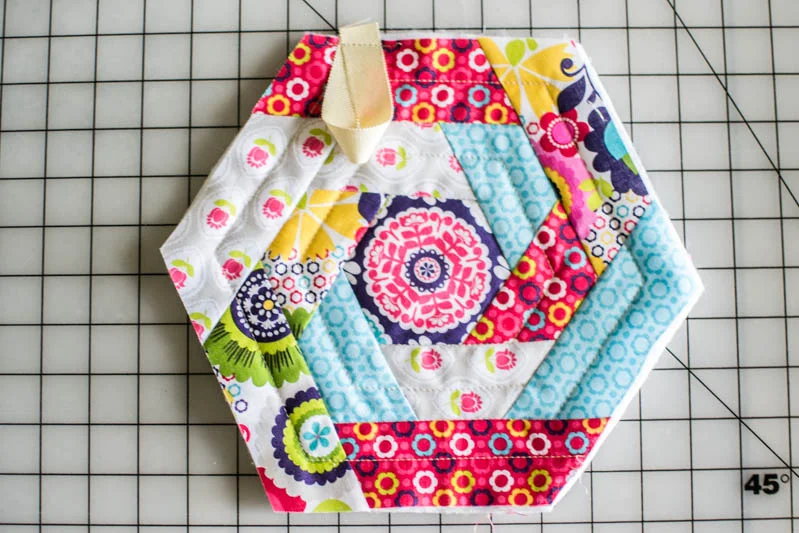 Log Cabin Hexi Potholders... a tutorial with partial seams — SewCanShe