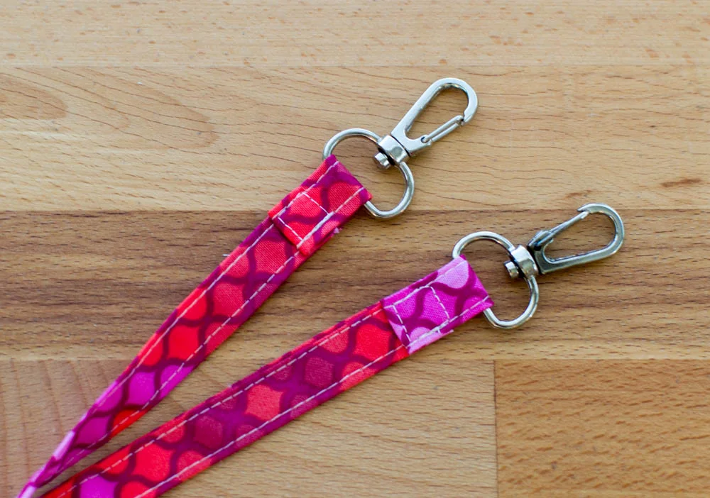 If I had to critique this strap, I would say that I should have used some interfacing to make it look a bit sturdier, and used prettier topstitching thread. But who's critiquing???