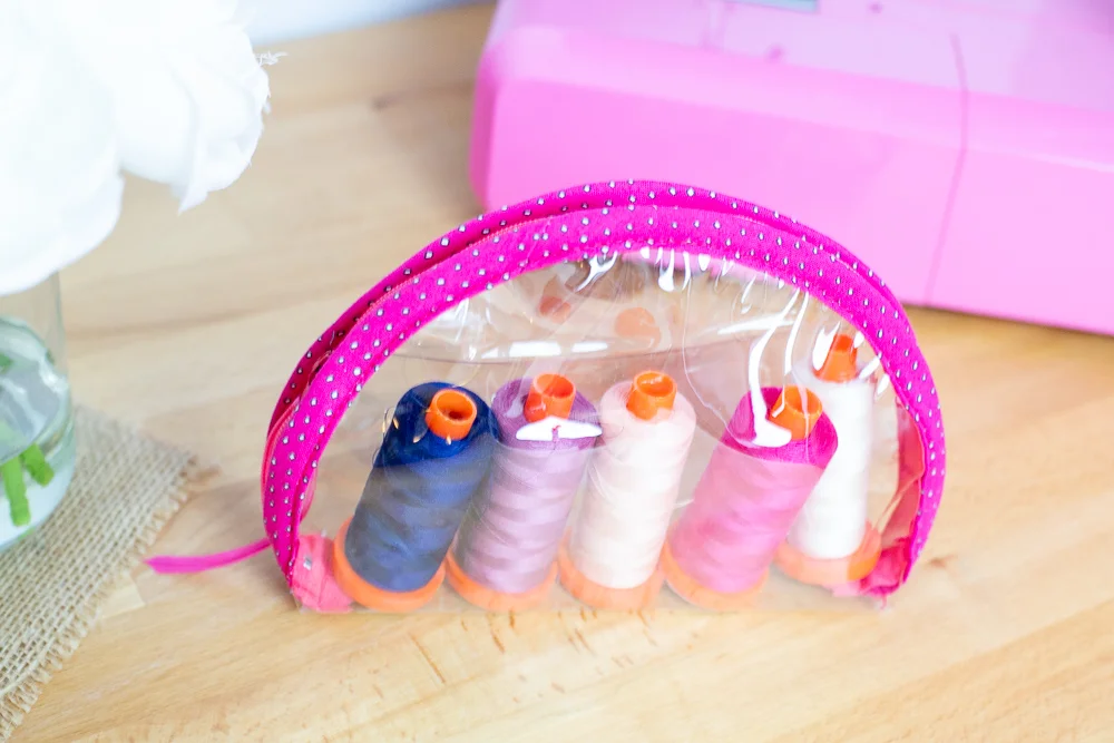 Ribbon and Vinyl Zipper Pouches {free tutorial!} — SewCanShe Free