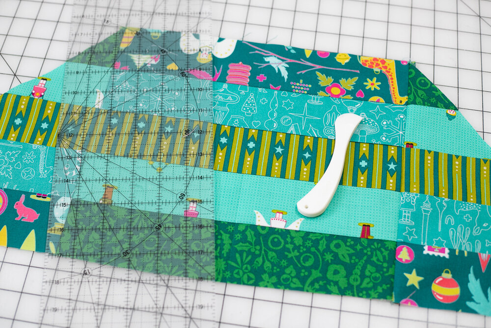 Quilted Christmas Tree Wall Hanging free sewing pattern! — SewCanShe