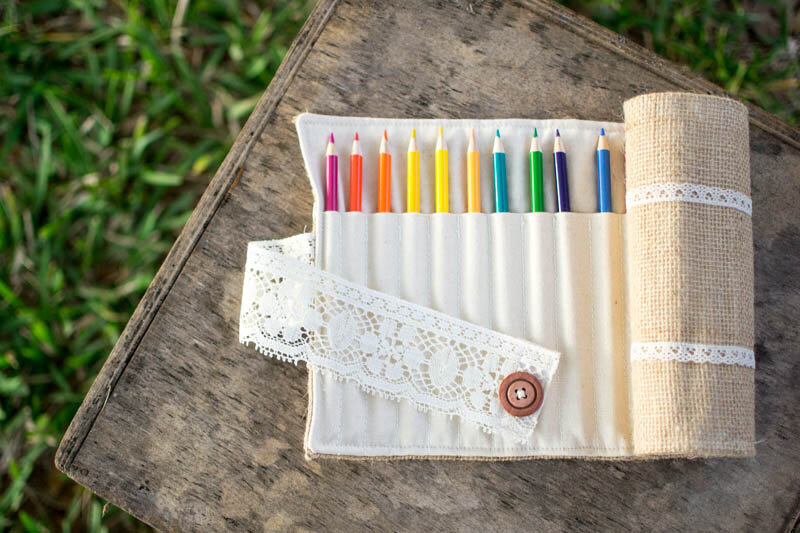 https://www.sewcanshe.com/blog/2015/12/19/pretty-colored-pencil-roll-from-burlap-and-lace