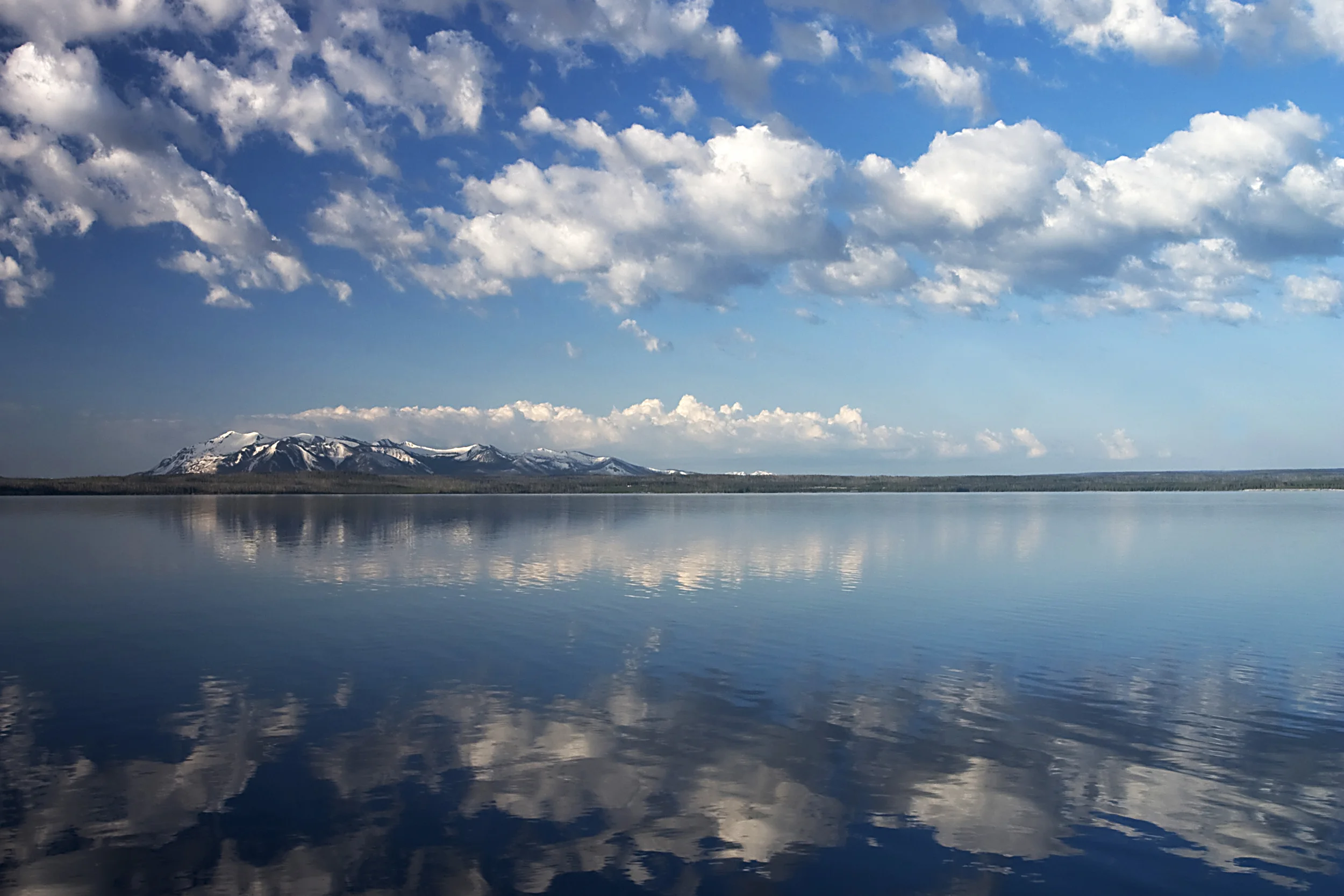 yelllowstonelake.jpg