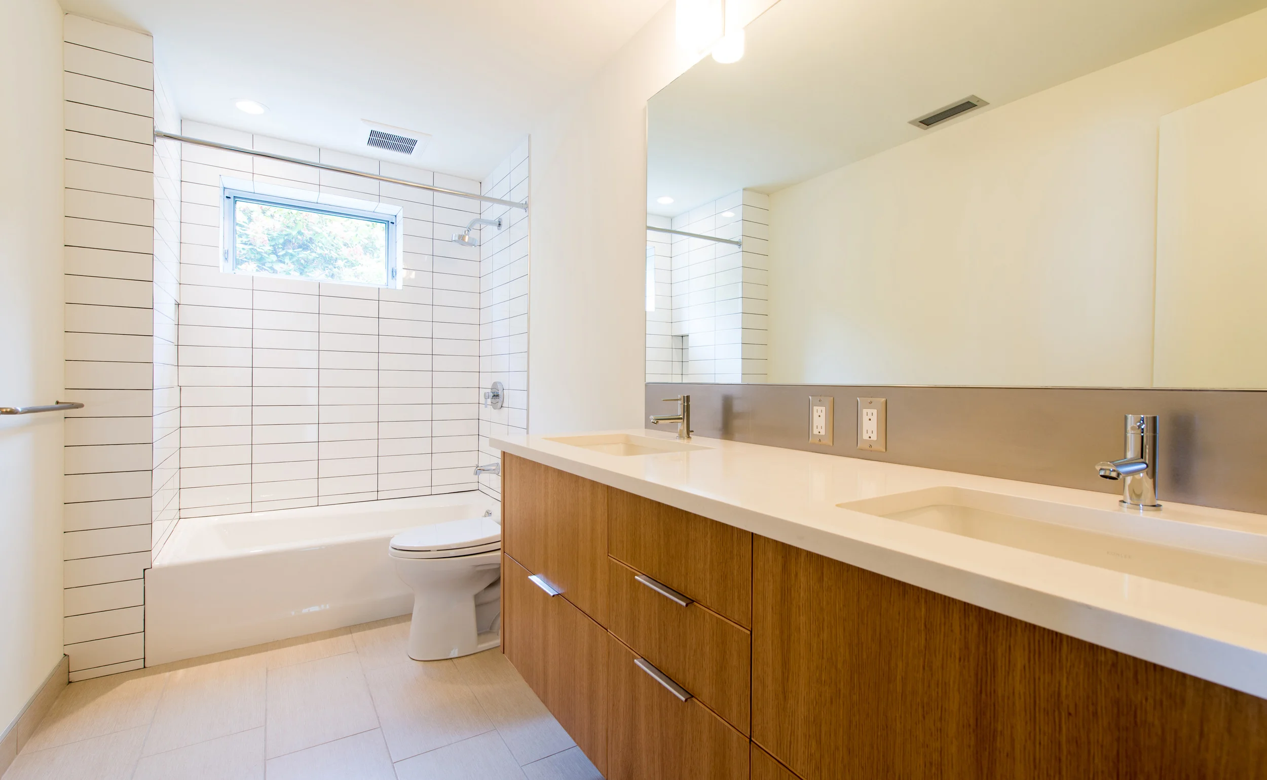 BUILD LLC Innis Arden North Lower Bath 01.jpg