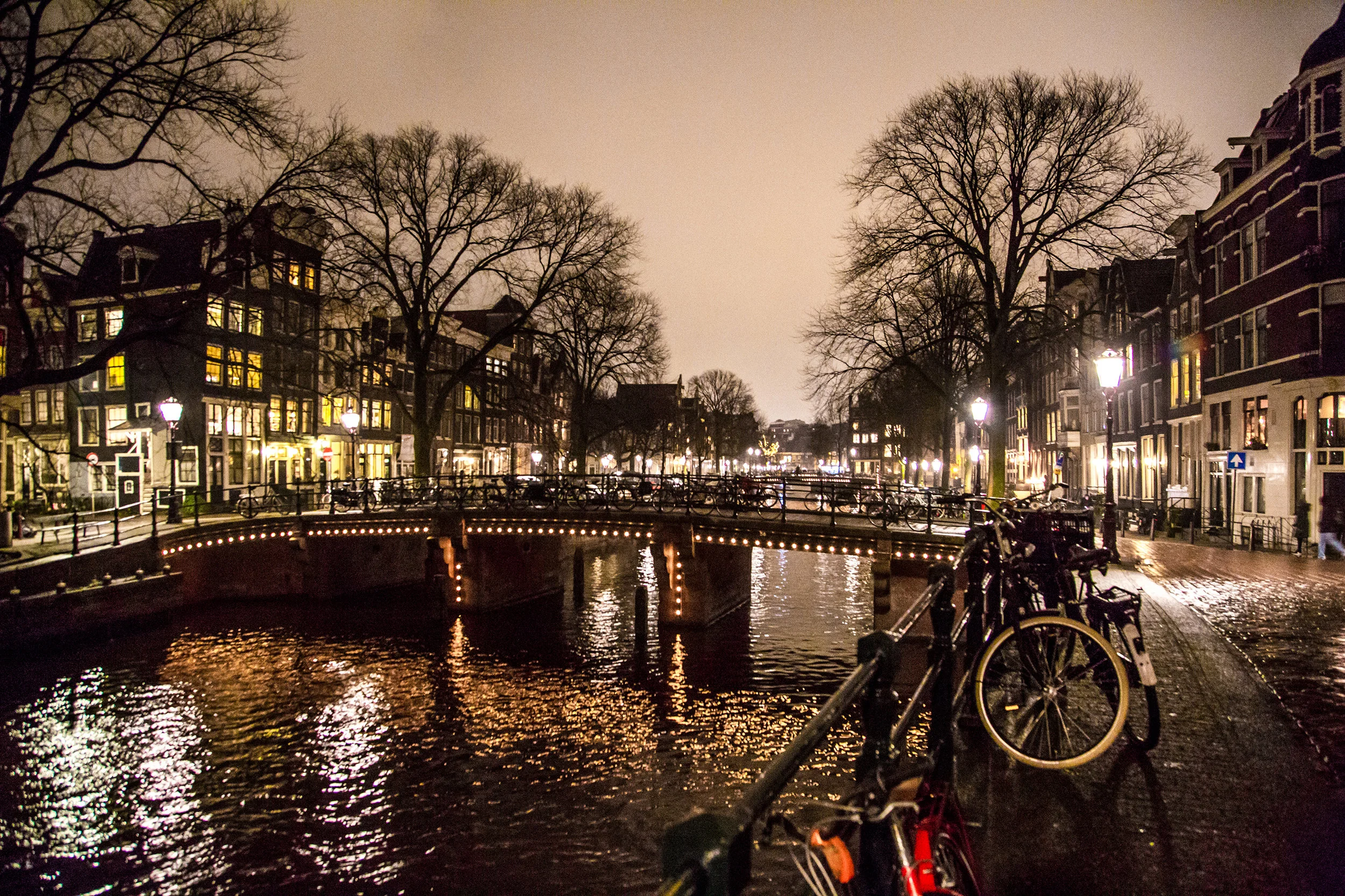 Amsterdam_Canals_1_9x6x300.jpg