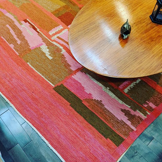 Sixties style: a tulip coffee table on a  Scandinavian flatweave rug
