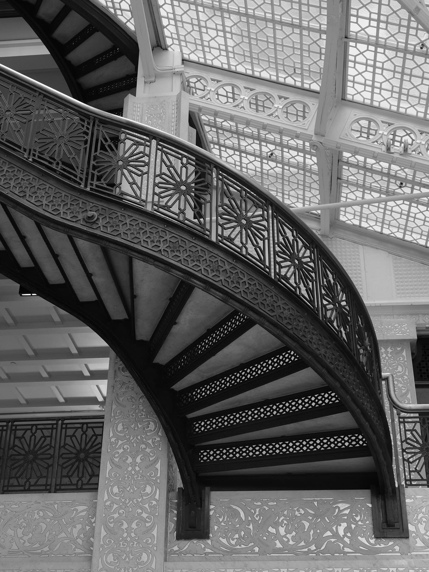 Taking a break from Fermilab photos to highlight one of my favorite buildings, the Rookery (209 S. LaSalle). The double staircases in the lobby (redesigned by Frank Lloyd Wright) create a pleasing set of leading lines. #architecture #franklloydwright