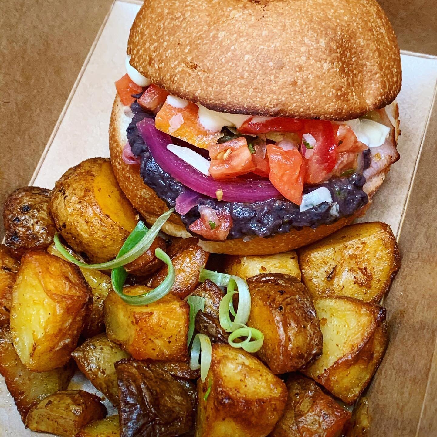 We love💞working with @100kmfoods to source fresh ingredients from local farmers whenever we can. The Gordita is loaded with Ontario ham, cheddar, tomatoes &amp; comes with a side of locally grown potatoes 
#FarmFresh 
Order it now for delivery throu