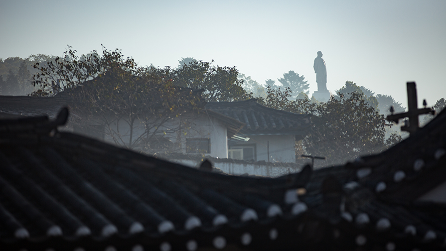 Kim Il-Sung standing watch to the south in the morning fog