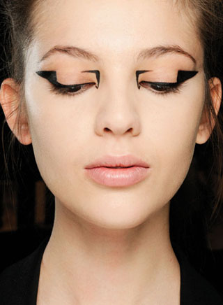 mary-katrantzou-fw-13-fashion-show-eyeliner.jpg