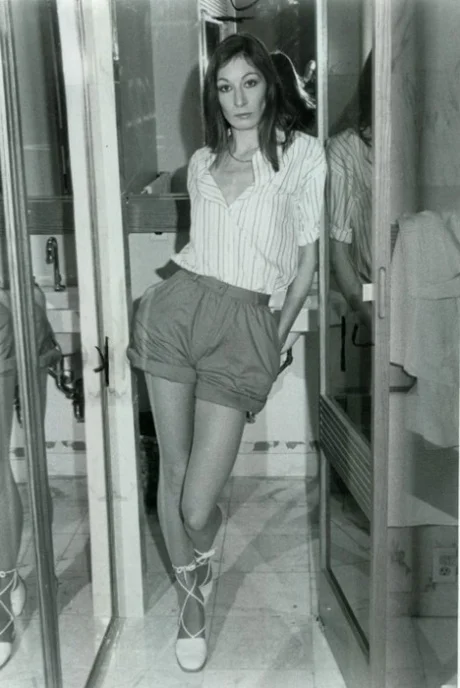 Angelica Huston_4.jpg