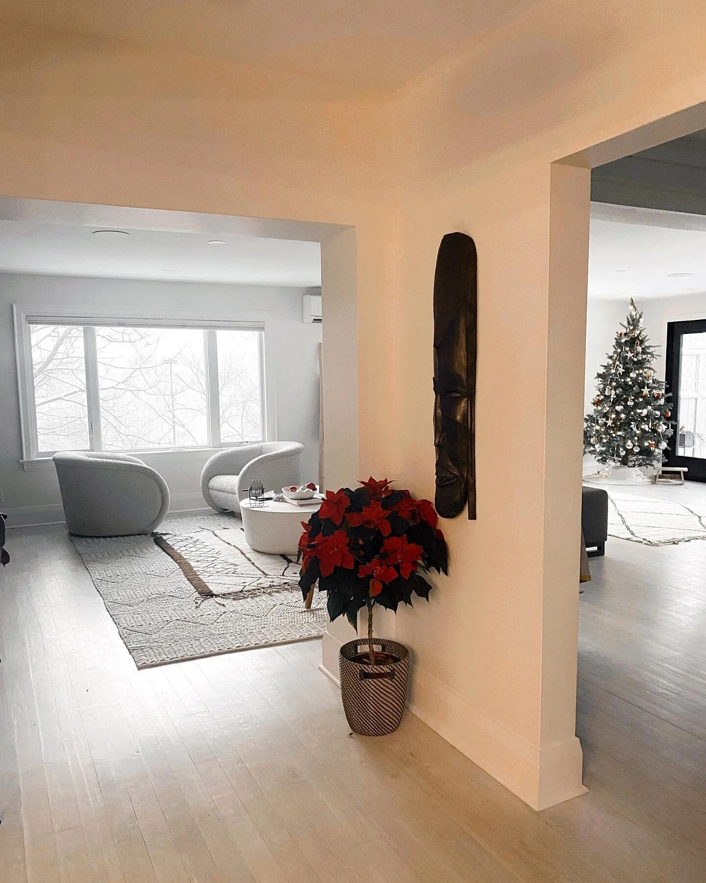 I don&rsquo;t typically gravitate toward red but I love it at the holidays. 
What&rsquo;s your holiday colour scheme or is it a mismatch? ❤️🤍 

#holidaydecorating #minimalhouse #minimalhome #neutraldecor #neutralhomedecor #neutralhome #easystyle #my