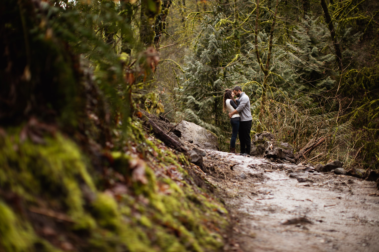 Portland-Adventure-Engagement-Photographers_Forest-Park_SM_001.jpg