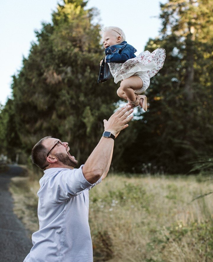 It's everyone's favourite FLYING BABY PHOTO!⁠
⁠
...⁠
⁠
#letthembelittle #letthekids #portlandfamilyphotographer⁠
#portlandphotographer #portlandfamily #pnwfamily #pdxkids #portlandcandidphotographer #oregonfamilyphotographer #candidfamilyphotos #fami