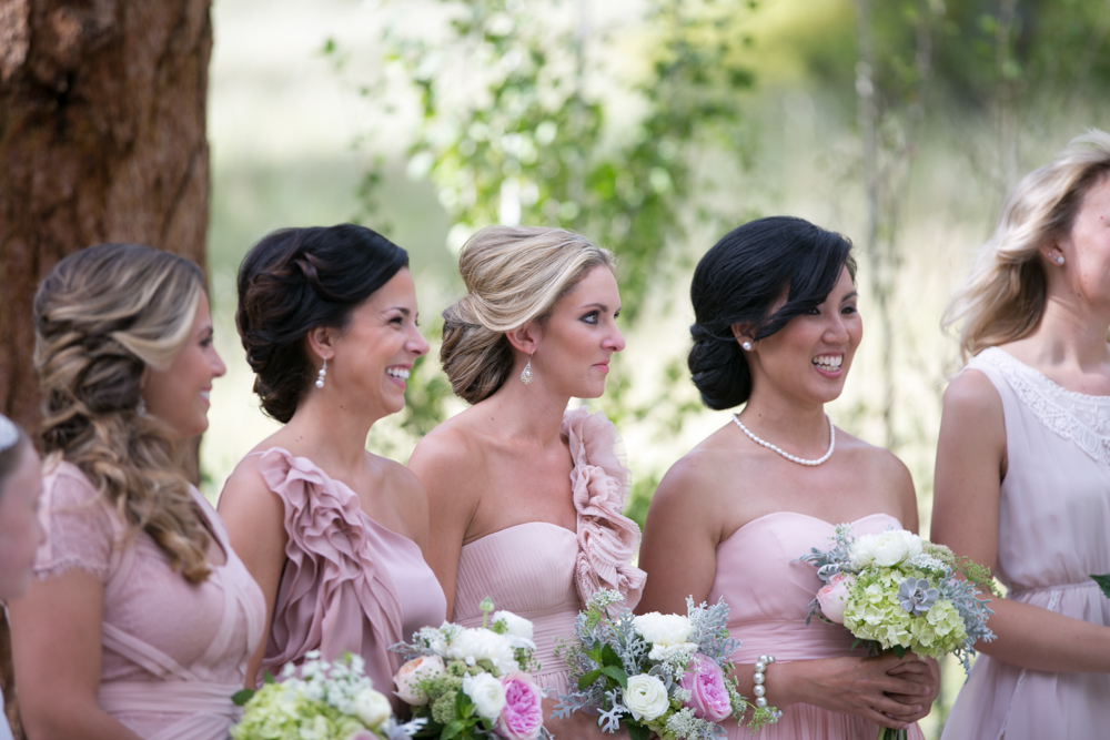 photography >> Danielle Hartland || flowers >> Hana Style Design || dresses >> BCBG & private boutiques || venue >> Della Terra Mountain Chateau 