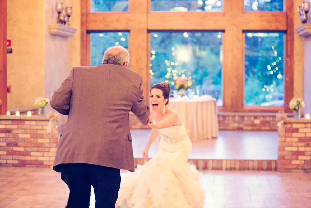 photography >> Danielle Hartland || flowers >> Hana Style Design || venue >> Della Terra Mountain Chateau 