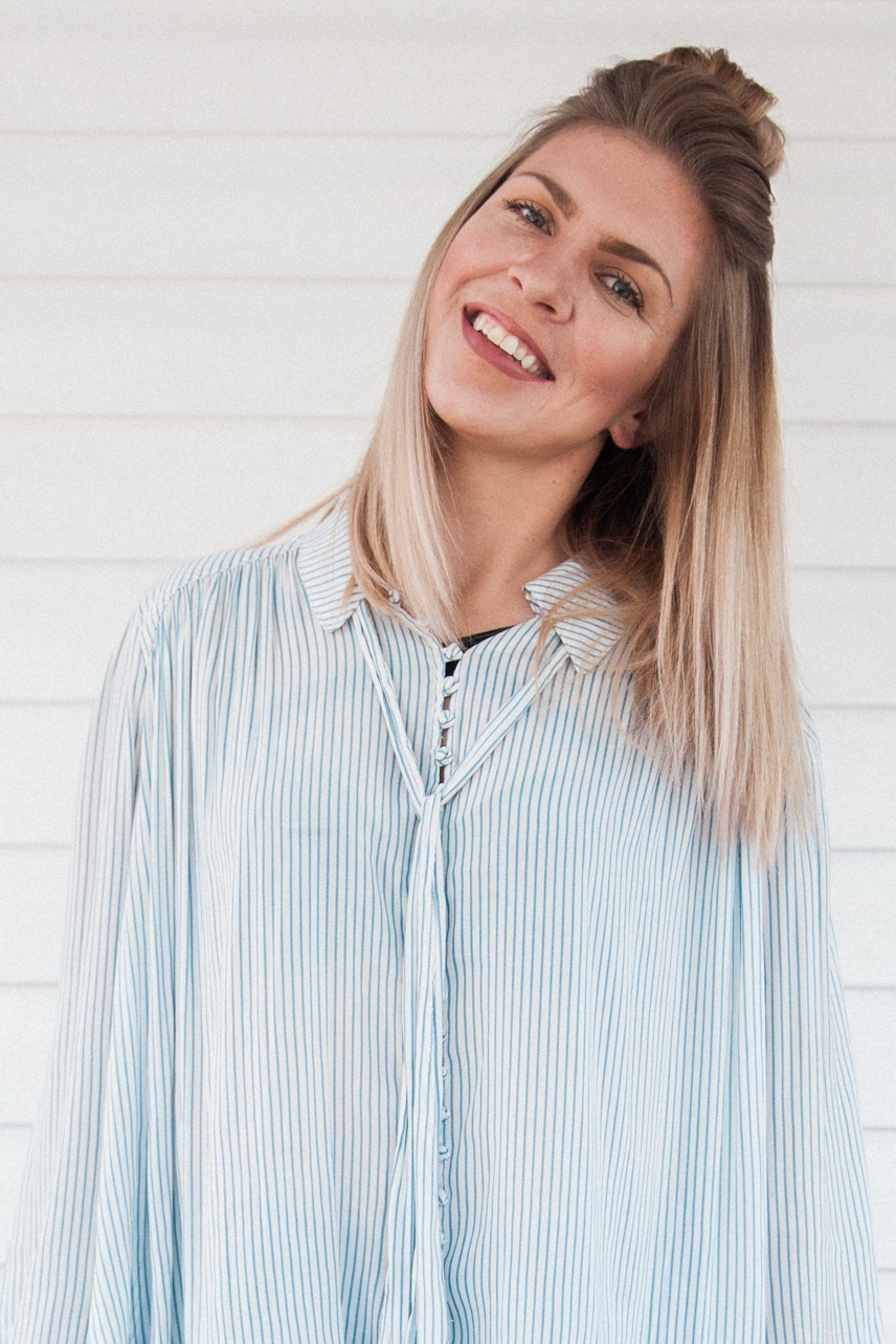 @janieedwards_co Janie is a licensed cosmetologist and has been doing professional hair and makeup in the editorial, commercial, and wedding industries for fourteen years. When not traveling, she resides in Loveland, CO with her husband, daughter, Boxer dog, and chickens.